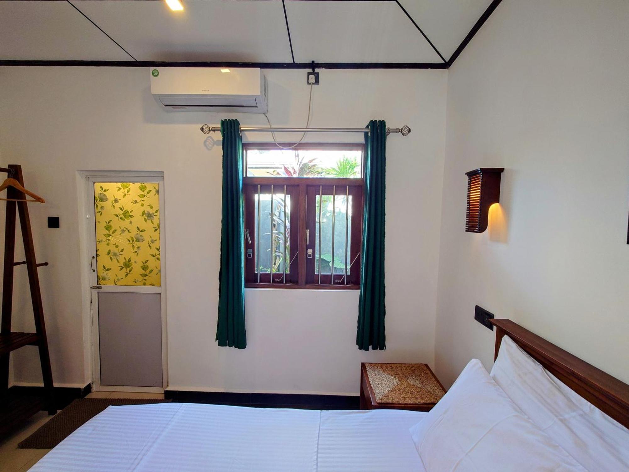 The Whitegates Lodge Уелигама Екстериор снимка