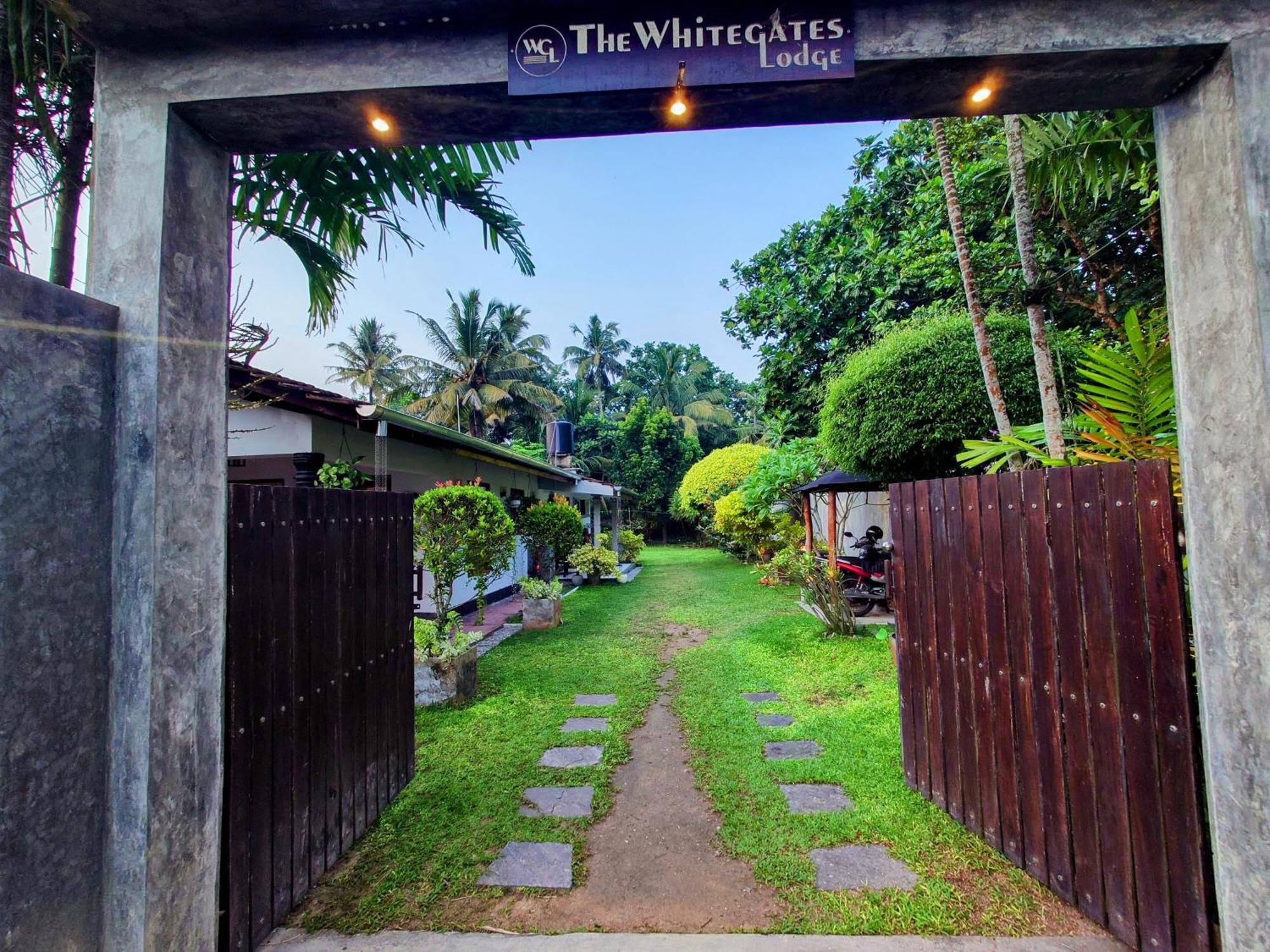 The Whitegates Lodge Уелигама Екстериор снимка